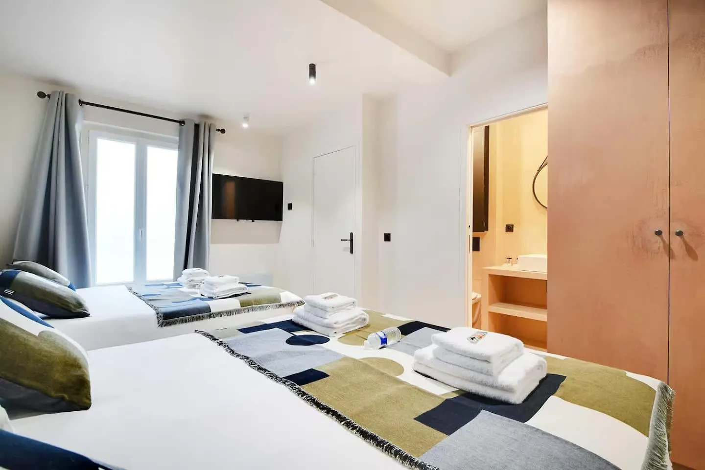 Les Halles - Grands Boulevards Renovated 3Br - 8P Paris Apartment